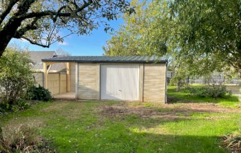 Garage en béton aspect bois avec auvent